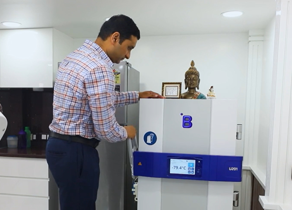 Biologika werden bei −80°C im U201 gelagert; VacLog erlaubt Performance‑Review, NFC‑Karten steuern Zugänge – passend für höhenbeschränkte Räumlichkeiten.