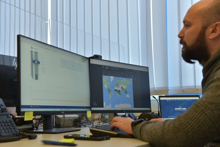 °B Connected Support-Team in Aktion mit der Software-Bildschirme geöffnet.