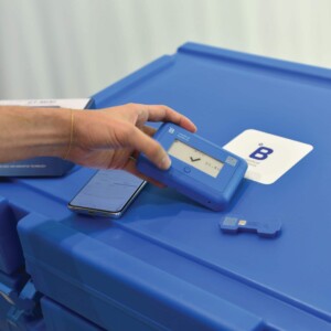 Überblick über den GT Mini und seine Komponenten in einer medizinischen Transportbox, die in der Kühlkette für Impfstoffe verwendet wird.