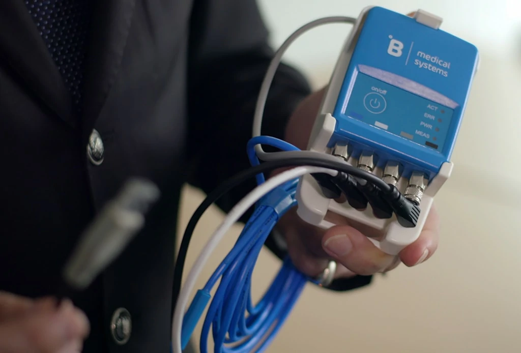 Remote temperature monitoring device held by a person