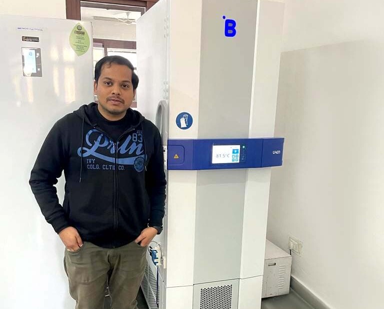 El CCS NIAH almacena virus en un U401 con monitoreo RTMD y pantalla multiparámetro que agiliza auditorías durante las pruebas de control de calidad.