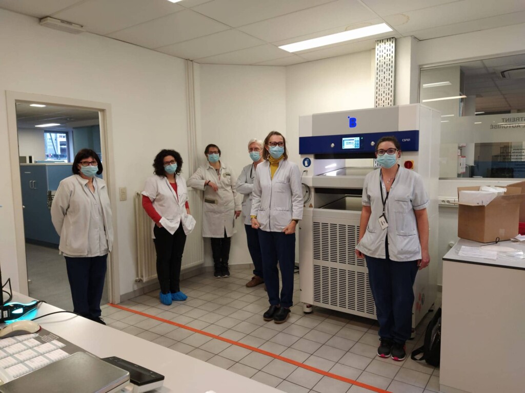 El centro de Charleroi congela de forma rápida y homogénea con el CSF61 compacto; cargas en doble capa y mapeo con sonda validados; sistema con unidad separada y bolsas planas cumplen plazos legales y trazabilidad GMP.