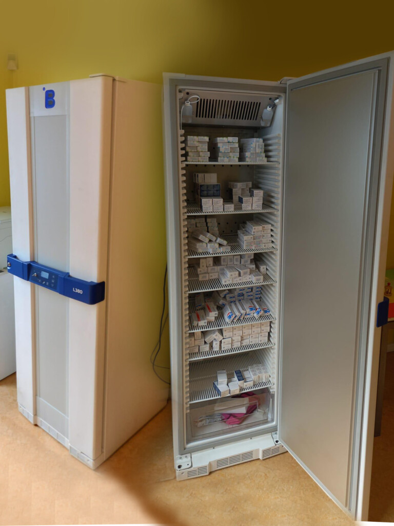 ONE equipa sus centros de consulta con refrigeradores L130 y L380 con alarmas y memoria interna para un almacenamiento seguro de vacunas.