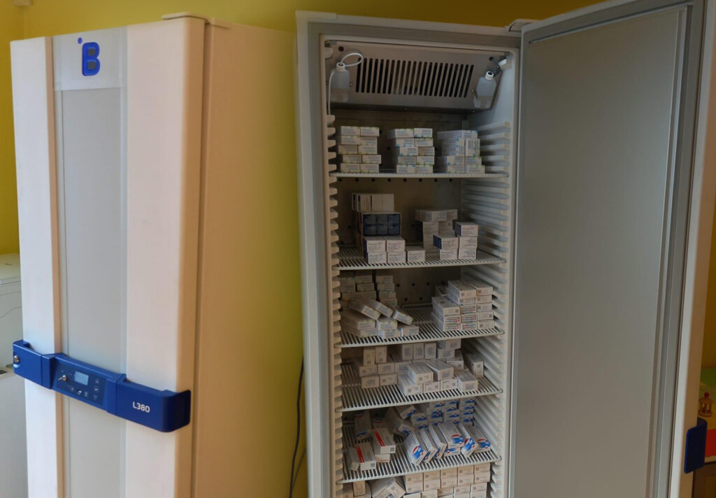 ONE equipa sus centros de consulta con refrigeradores L130 y L380 con alarmas y memoria interna para un almacenamiento seguro de vacunas.