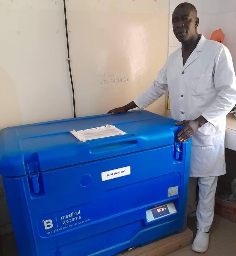 El CNTS de Guinea almacena y distribuye sangre usando los refrigeradores solares MRB3000SDD garantizando almacenamiento seguro entre +2°C y +6°C.