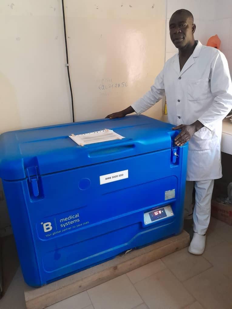 El CNTS de Guinea almacena y distribuye sangre usando los refrigeradores solares MRB3000SDD garantizando almacenamiento seguro entre +2°C y +6°C.