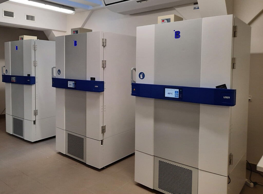 El Departamento de Bioquímica guarda materiales de investigación en U901 suministrados por Silesia LabMed y valora la fiabilidad, la estabilidad térmica, la exportación USB y la válvula de equilibrado de presión.