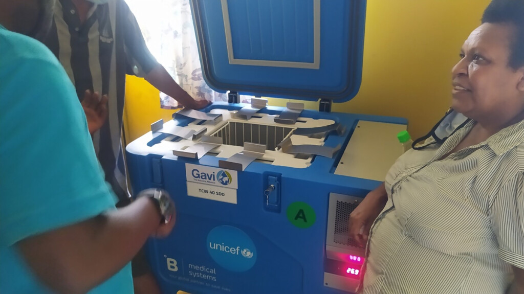 La agencia apoya al Ministerio de Salud con TCW40SDD en centros sin red; paneles fáciles de instalar, monitoreo remoto por SIM y diseño SDD sin baterías reducen costos operativos.