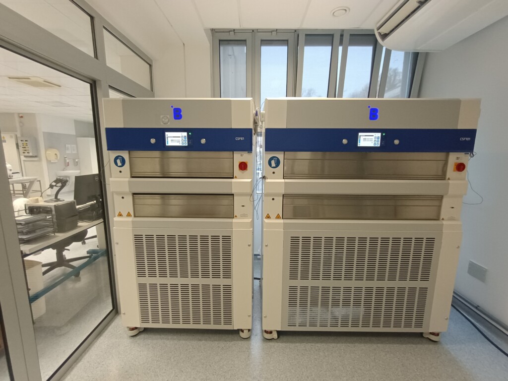 L’HZTM traite environ 100 000 dons par an et congèle le plasma avec le CSF61. Le dispositif congèle des deux côtés en 20–25 minutes, consomme moins d’énergie que l’ancien matériel et réduit fortement les poches endommagées (moins de 1 %). Il réalise 3–4 cycles par jour et soutient le processus de fabrication en maintien nocturne.